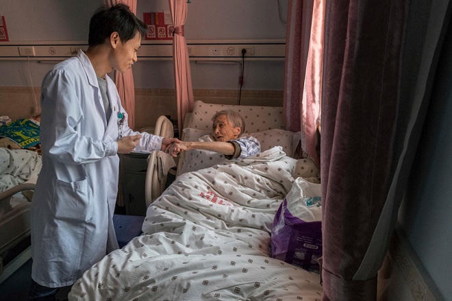 Báo động nguy cơ khủng hoảng trong ngành y ở Trung Quốc