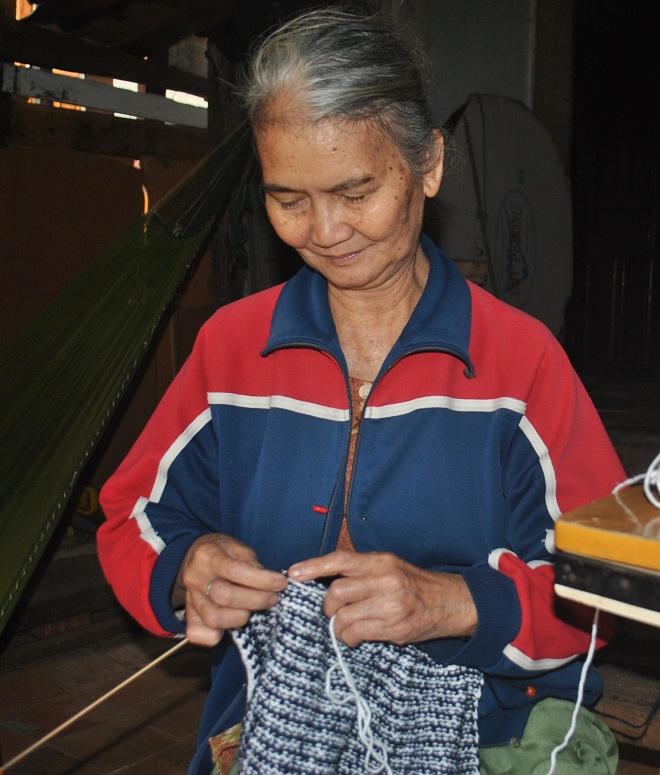 Mẹ nghèo đan áo gửi chiến sĩ Trường Sa