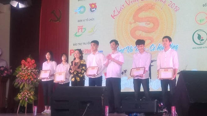 “Khát vọng lạc hồng” chào đón tân sinh viên