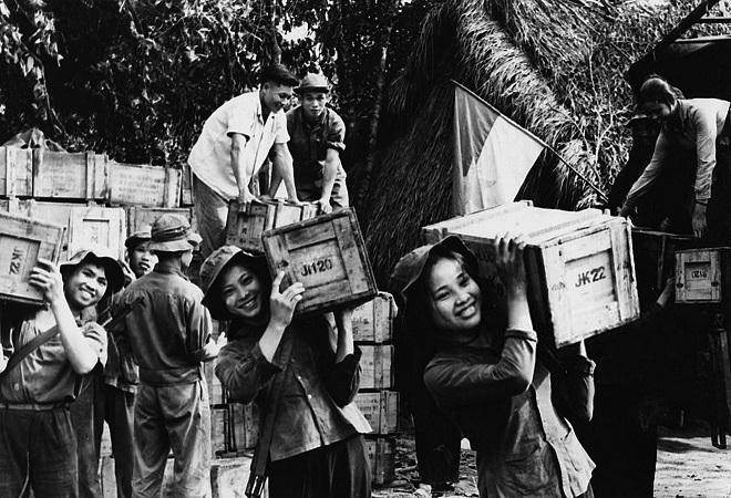 Con đường huyền thoại (Bài 2) Lính công binh thông minh tay không hóa giải bom mìn Mỹ