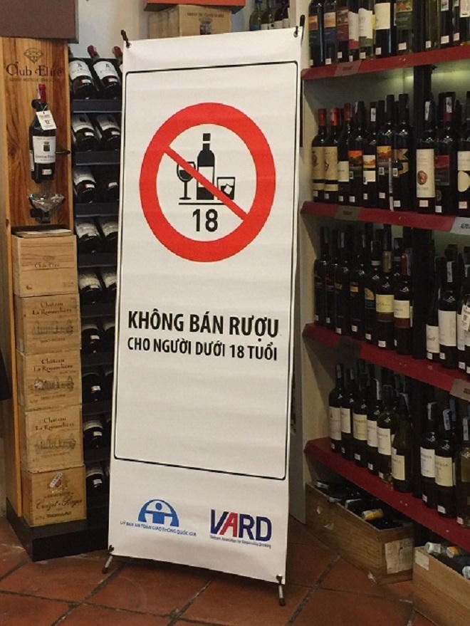 Bảo vệ trẻ em trước tác hại của rượu, bia: Luật “bó tay” bởi người lớn xem thường? 