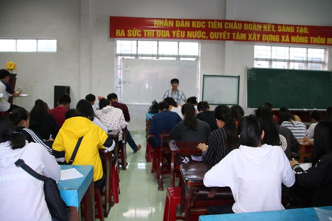 'Anh Bụt' dạy miễn phí, lập thư viện cho trò nghèo