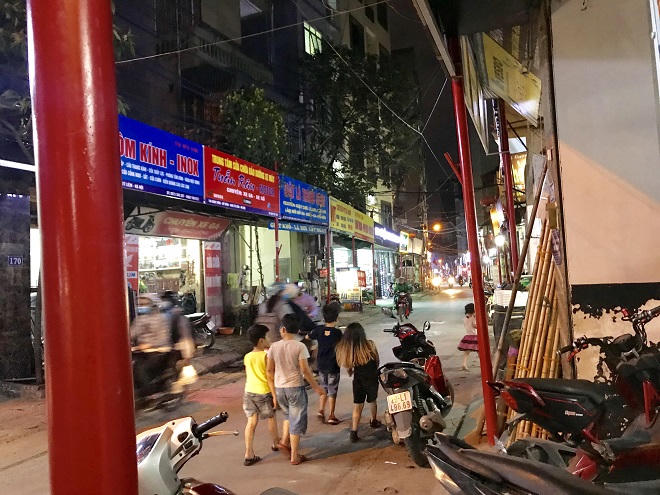 Lơ lửng nỗi lo cột sắt đổ đè người trên 'tuyến phố đáng sống' Hà Nội