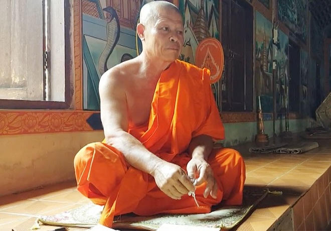 Thái tử của vương quốc vàng đen bị đánh cắp Kim cương Xanh