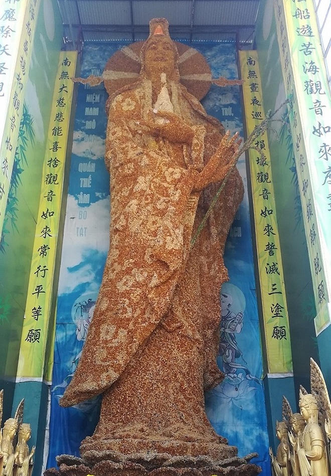 Những duyên ngộ kỳ lạ ở ngôi chùa kết thành từ hàng triệu mảnh ve chai