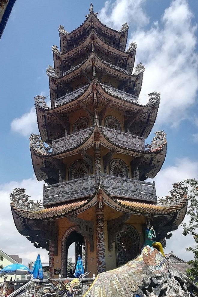 Những duyên ngộ kỳ lạ ở ngôi chùa kết thành từ hàng triệu mảnh ve chai