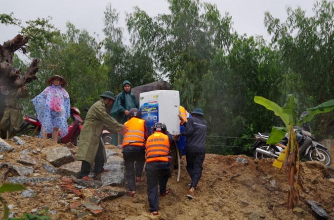 Bộ đội dầm mình trong mưa rét giúp người dân vùng lũ