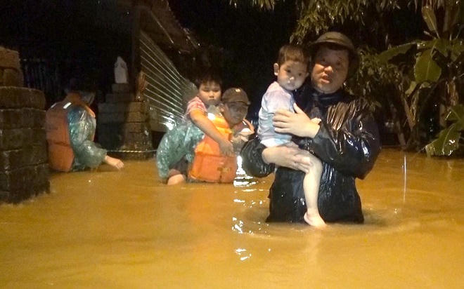 Bộ đội dầm mình trong mưa rét giúp người dân vùng lũ