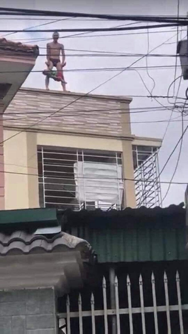 Cha “ngáo đá” ôm con hơn 1 tuổi “tung hứng” trên nóc nhà: Lời kể của gia đình bị “tai bay vạ gió”