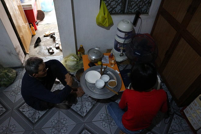 Cô gái bán nước mía chăm cha ung thư, mẹ mất trí, chị chạy thận