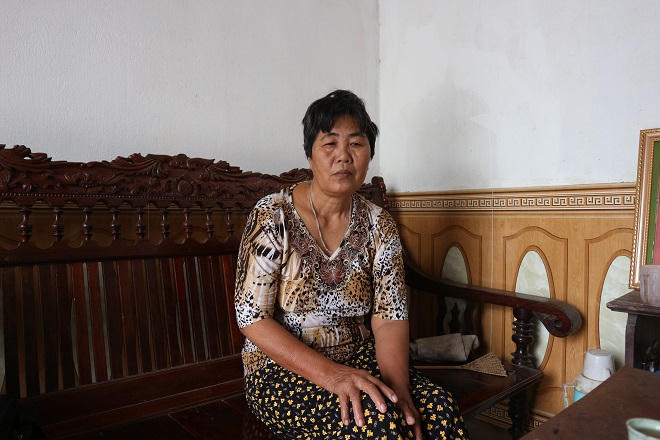 Cô gái bán nước mía chăm cha ung thư, mẹ mất trí, chị chạy thận