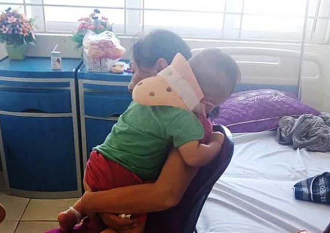 Cha “ngáo đá” ôm con hơn 1 tuổi “tung hứng” trên nóc nhà: Lời kể của gia đình bị “tai bay vạ gió”