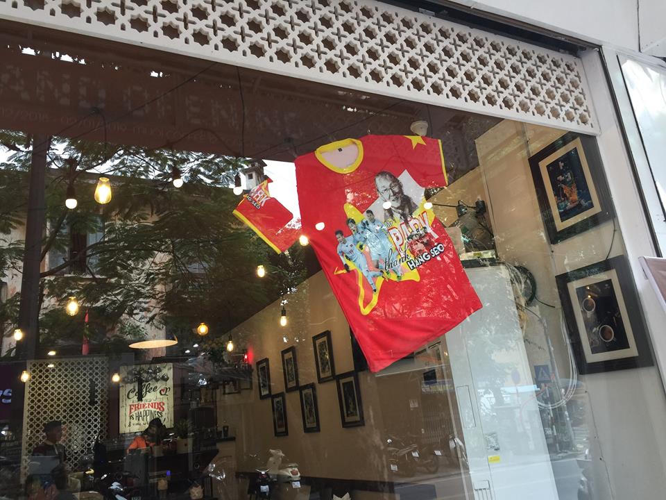 Cổ động viên Việt Nam cuồng nhiệt trước giờ 'G'