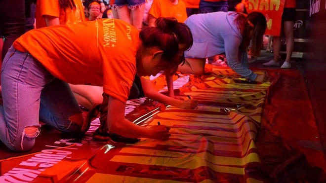 Cổ động viên Việt Nam cuồng nhiệt trước giờ 'G'