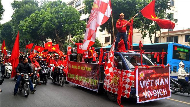 Cổ động viên Việt Nam cuồng nhiệt trước giờ 'G'