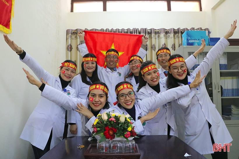 Cổ động viên Việt Nam cuồng nhiệt trước giờ 'G'