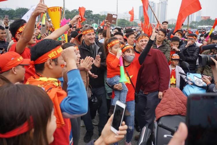 Cổ động viên Việt Nam cuồng nhiệt trước giờ 'G'