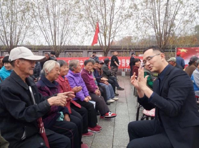 Người già Trung Quốc chật vật bắt kịp ATM