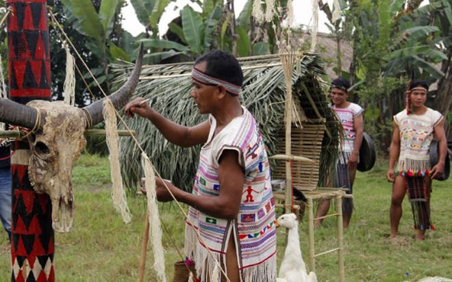 Lạ kỳ nghi thức cô dâu chủ rể chùm chăn 'chạm trán' trong ngày cưới 