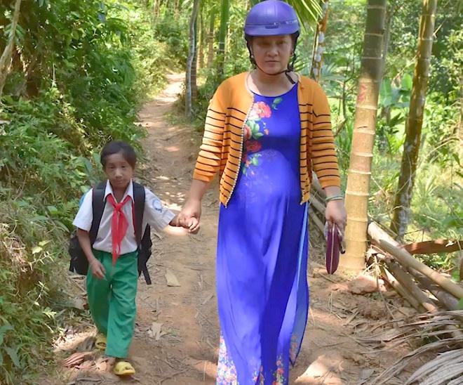 Những cha mẹ 'không ruột thịt' của gần 1.000 trò nghèo vùng sơn cước