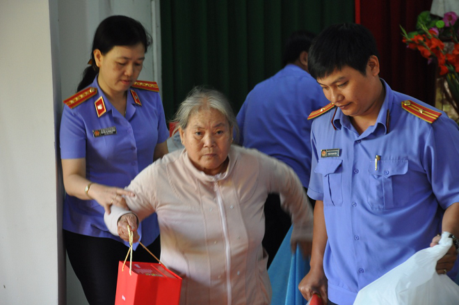 Viện kiểm sát nhân dân tỉnh Đồng Nai trao tặng 50 phần quà cho bà con nghèo đón tết