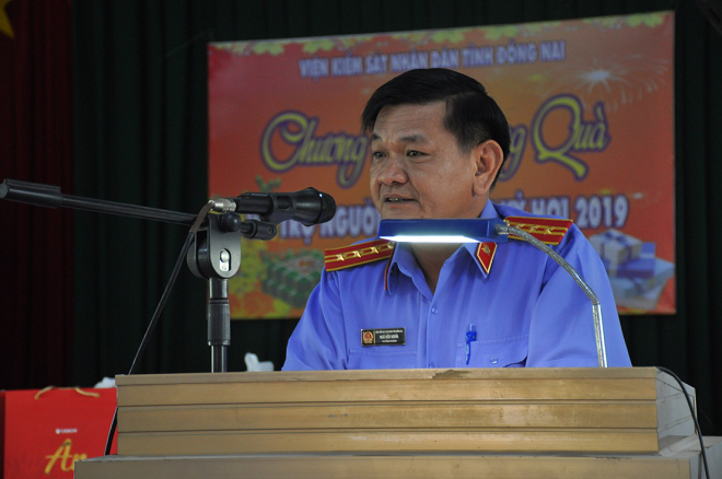 Viện kiểm sát nhân dân tỉnh Đồng Nai trao tặng 50 phần quà cho bà con nghèo đón tết