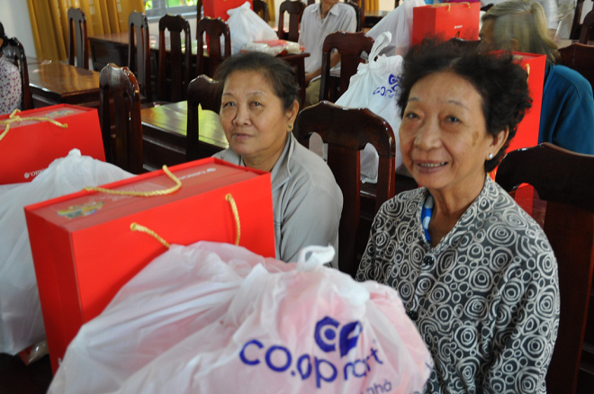 Viện kiểm sát nhân dân tỉnh Đồng Nai trao tặng 50 phần quà cho bà con nghèo đón tết