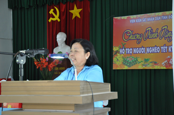 Viện kiểm sát nhân dân tỉnh Đồng Nai trao tặng 50 phần quà cho bà con nghèo đón tết