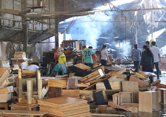 Cháy lớn công ty gỗ ngày làm việc đầu năm