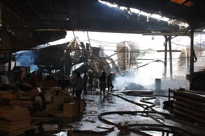 Cháy lớn công ty gỗ ngày làm việc đầu năm