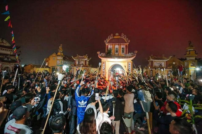 Thiêng liêng tục truyền lửa đầu năm