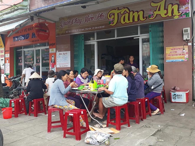 Những “đom đóm” đem ánh sáng cho người nghèo