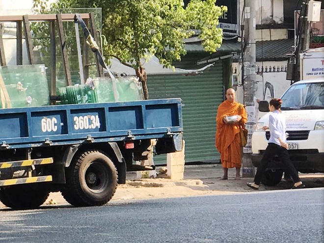 Cảnh giác trước những vị sư giả khất thực