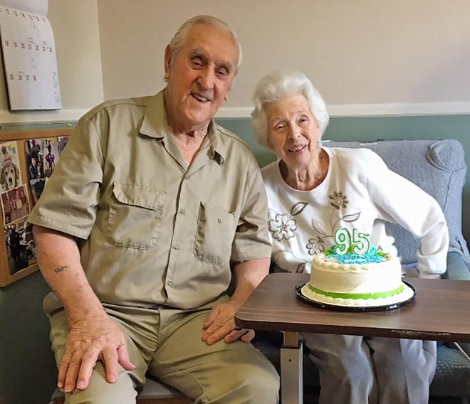 Chuyện ít biết về nụ hôn hòa bình nổi tiếng thế kỷ