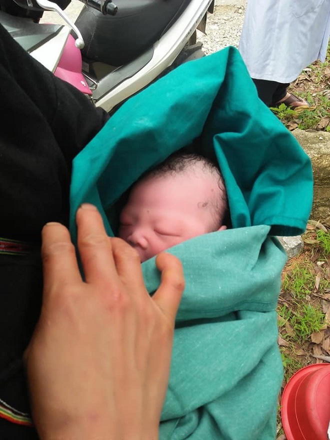 Thai phụ trở dạ sinh con sát bìa rừng