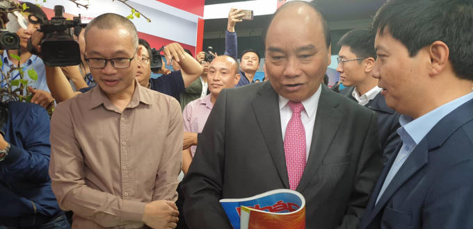 Thủ tướng Nguyễn Xuân Phúc thăm gian trưng bày Báo PLVN ngày khai mạc Hội Báo toàn quốc 2019
