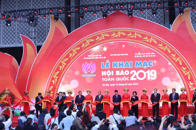 Thủ tướng Nguyễn Xuân Phúc thăm gian trưng bày Báo PLVN ngày khai mạc Hội Báo toàn quốc 2019