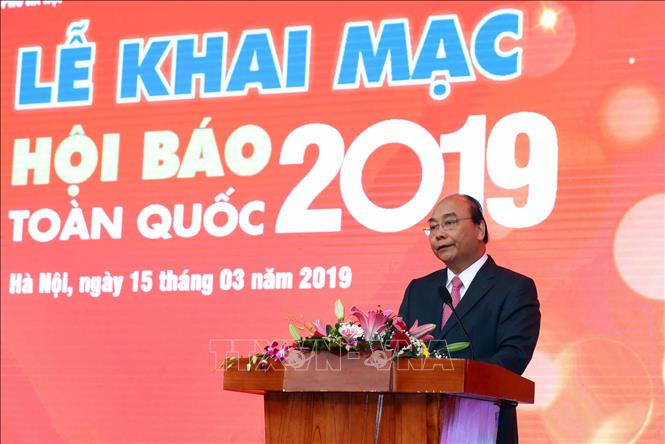 Thủ tướng Nguyễn Xuân Phúc thăm gian trưng bày Báo PLVN ngày khai mạc Hội Báo toàn quốc 2019