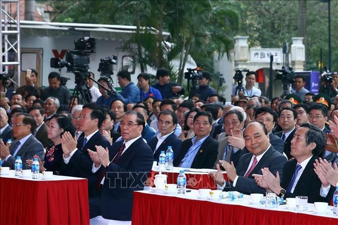 Thủ tướng Nguyễn Xuân Phúc thăm gian trưng bày Báo PLVN ngày khai mạc Hội Báo toàn quốc 2019