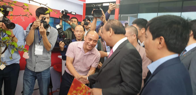 Thủ tướng Nguyễn Xuân Phúc thăm gian trưng bày Báo PLVN ngày khai mạc Hội Báo toàn quốc 2019