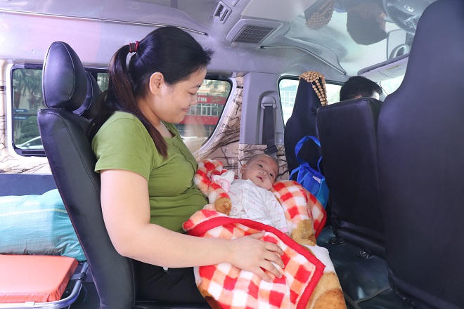 Người phụ nữ Hà Nội bỏ tiền túi mua xe cứu thương chở người bệnh miễn phí