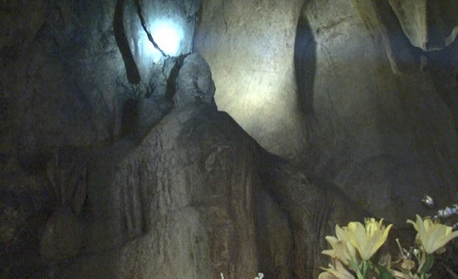 Hành trình đi tìm nước Cam Lồ trong động Quan Âm 