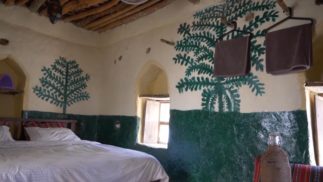 Bộ lạc hơn 500 năm sống cheo leo trên vách đá