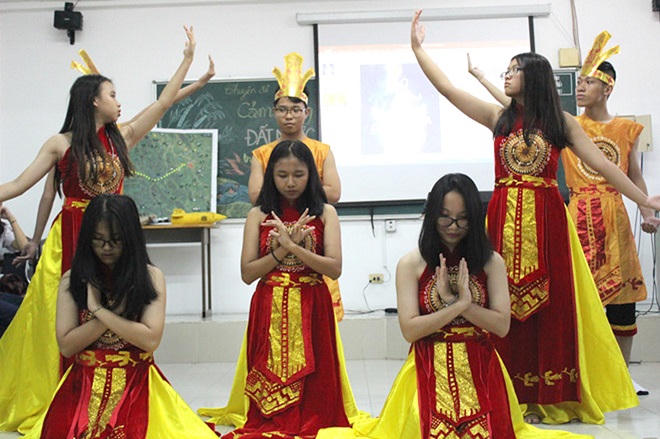 Nhìn nhận sao cho đúng chuyện học sinh đóng cảnh 'nóng' trong giờ Văn?