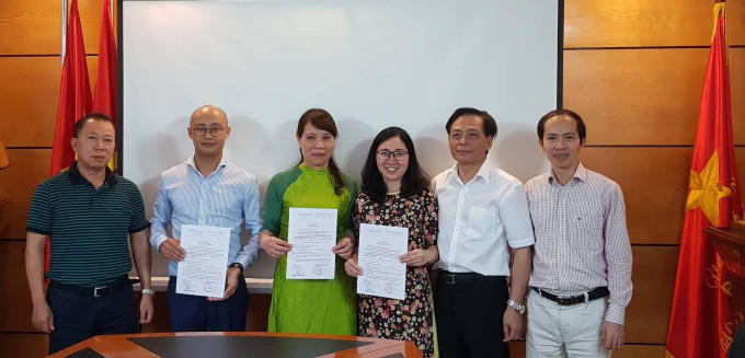 Đồng chí Đào Văn Hội – TBT Báo Pháp luật Việt Nam và đồng chí Vũ Hoàng Diệp – Phó TBT Báo Pháp luật Việt Nam chúc mừng 3 Đảng viên mới.