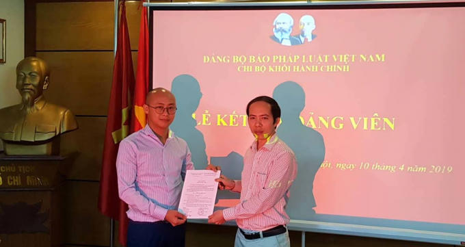 Bí thư Chi bộ Nguyễn Đức Trường traoQuyết định kết nạp Đảng viên cho Đảng viên mới Vũ Đức Quang.