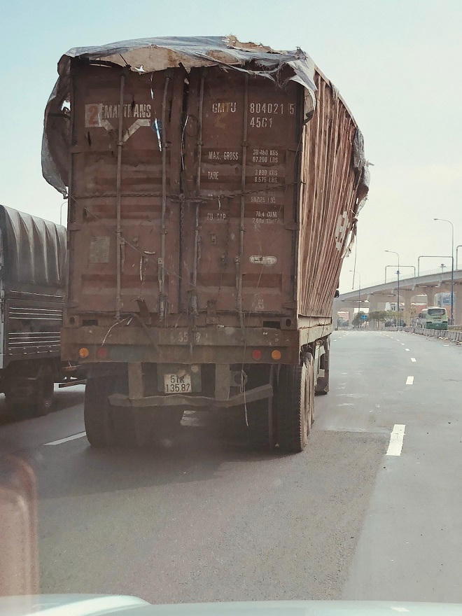 'Hung thần' chở phế liệu nghênh ngang trên xa lộ
