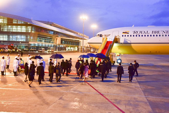 Nguyên thủ duy nhất thế giới tự lái một chiếc Boeing  