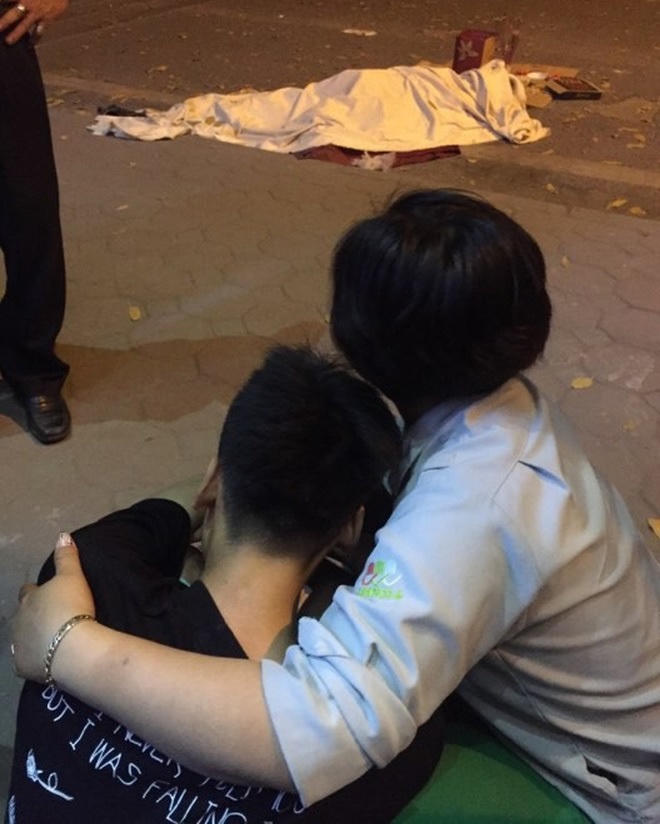 Nam sinh lớp 9 khóc nức nở bên thi thể mẹ sau tai nạn