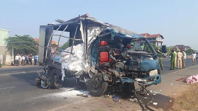 3 người thương vong trong vụ xe container va chạm với ô tô tải 